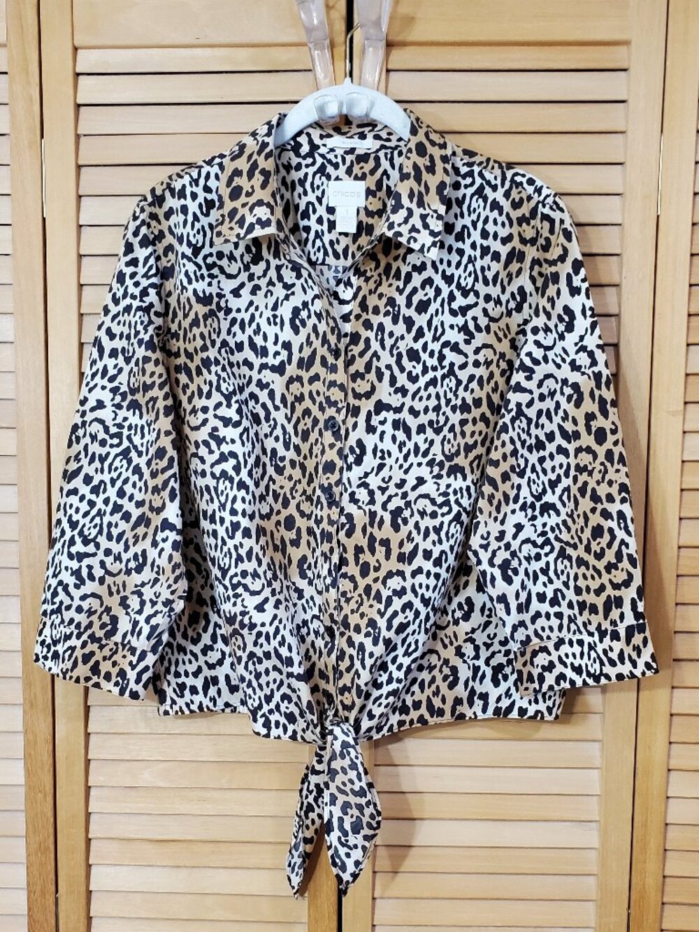 Chico's No-Iron Leopard Print Tie Front Blouse Size 1 (8) - Picture 5 of 8